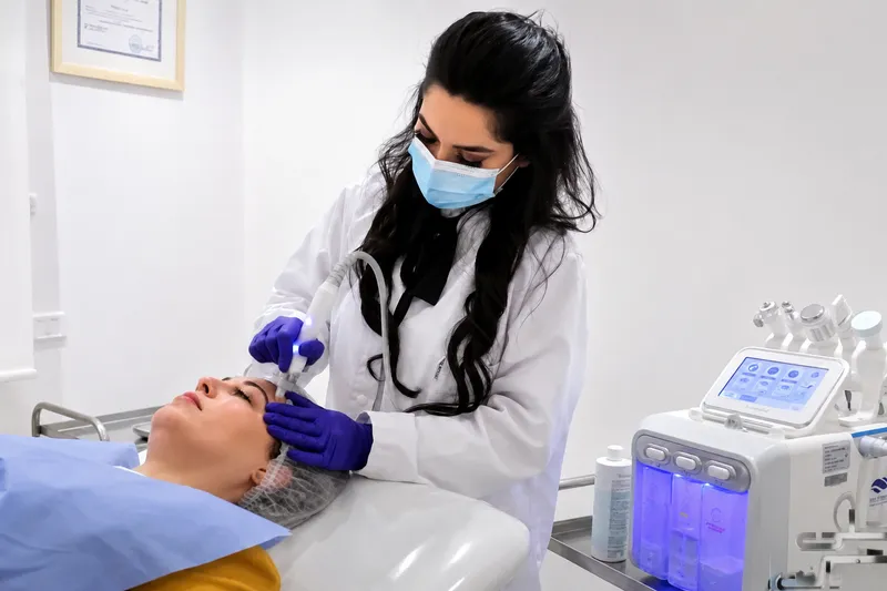 علاج في الطب التجميلي داخل العيادة
